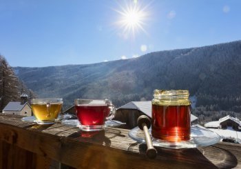 Suedtirol, Roter Hahn, Ferien auf dem Bauernhof, Stoffnerhof, Welsberg-Taisten, Wiesen 18, Familie Bachmann, Winter, Schnee, Februar 2017, Balkon, Tee, Aussicht, Landschaft, Winterlandschaft,